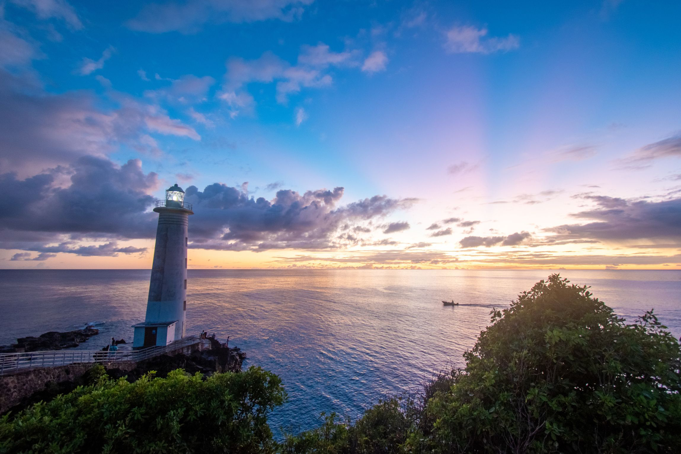 Climat-phare-et-son-coucher-de-soleil-en-Guadeloupe