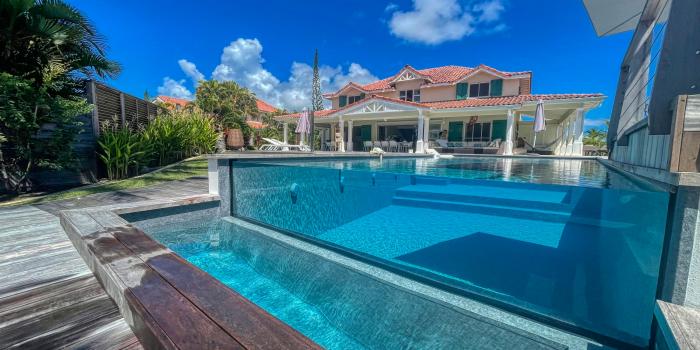 1.Location-villa-piscine-pieds-dans-l'eau-Saint-François-Guadeloupe_vue-ensemble