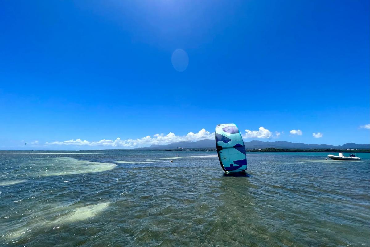 Kitesurf-ciel-bleu-Guadeloupe-NOVA-KITE