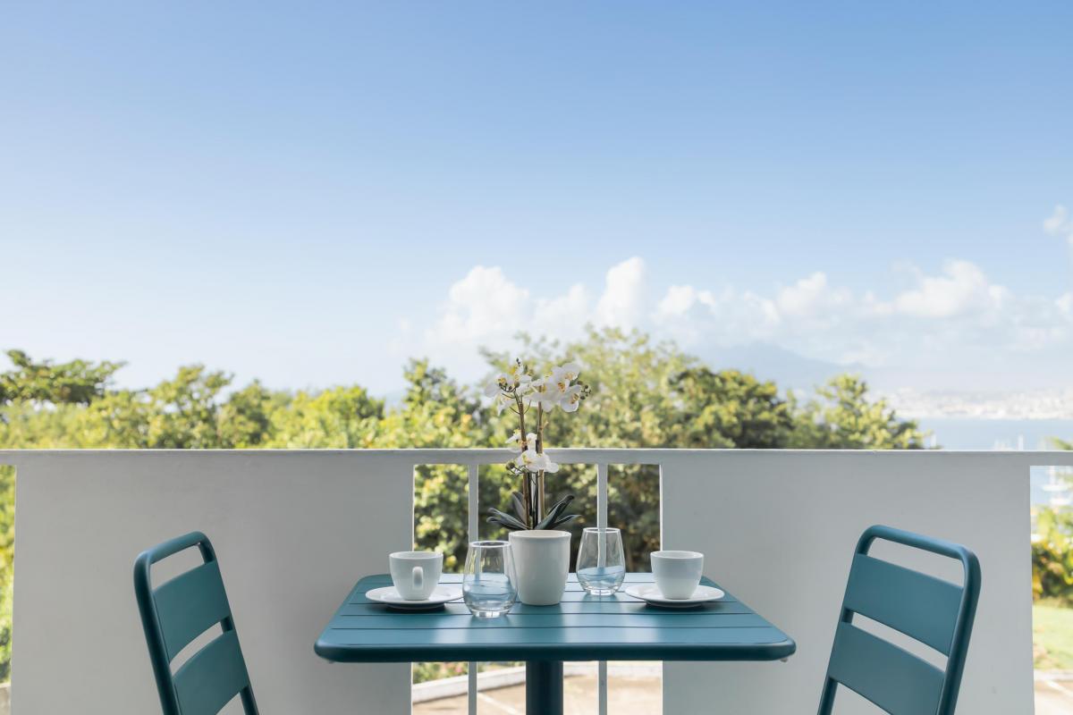 2-Location-studio-Martinique---Terrasse-et-table