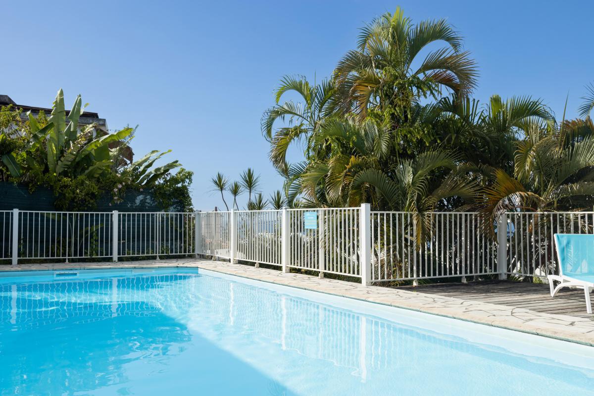 12-Location-studio-Martinique---Piscine-commune-barrière