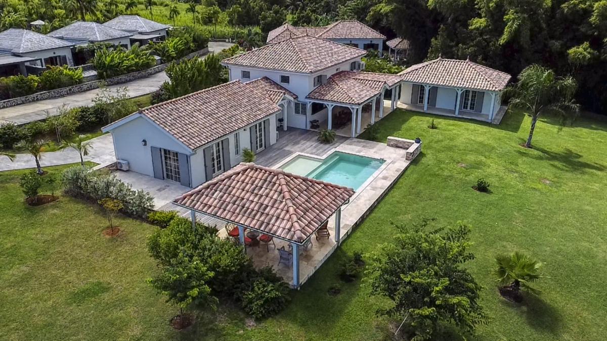 Villa Petit Bourg avec piscine - vue du ciel 